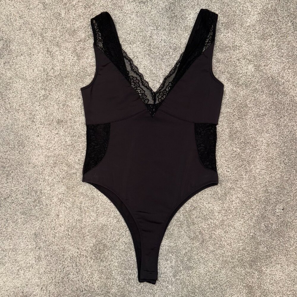 Women's Medium Lulus Flirt With You Black Lace Sleeveless Bodysuit, Like New - Picture 6 of 9